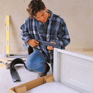 Montowanie uszczelki na dolnym panelu