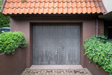 Stara brama uchylna z wypełnieniem z drewnianych paneli