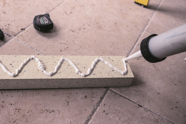 Aplikacja kleju polimerowego na profil bazowy