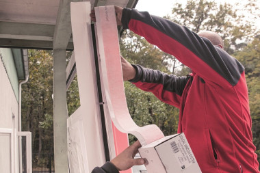 Oklejenie ramy aluminiowej doświetli taśmami do montażu warstwowego