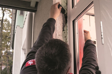 Zablokowanie ramy doświetla z drzwiami klinami montażowymi