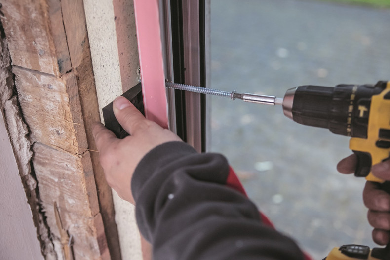 Mechaniczne mocowanie ramy doświetla do profilu bazowego wkrętami ramowymi