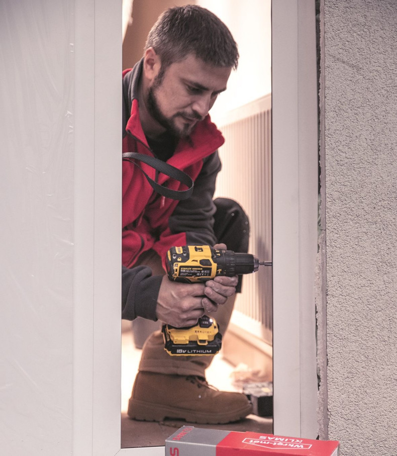 Przytwierdzenie wkrętami ramowymi aluminiowej ramy doświetla do ściany budynku