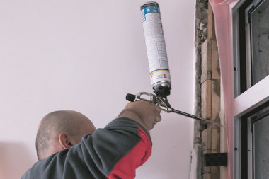 Uszczelnienie połączenia za pomocą piany montażowej niskoprężnej