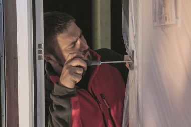 Osadzenie szyldów w skrzydle drzwi