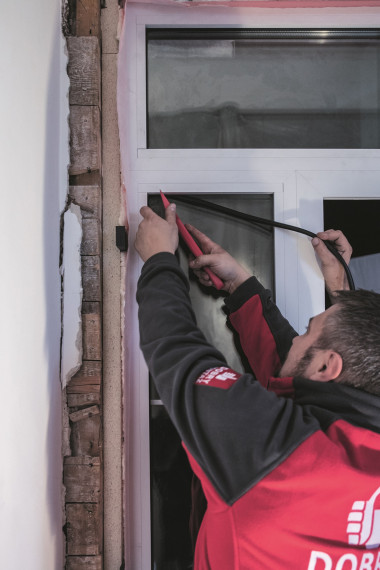 Montaż uszczelek w ramkach przyszybowych doświetli drzwi
