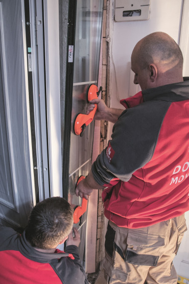 Zamontowanie pakietów szybowych w aluminiowych ramach doświetli