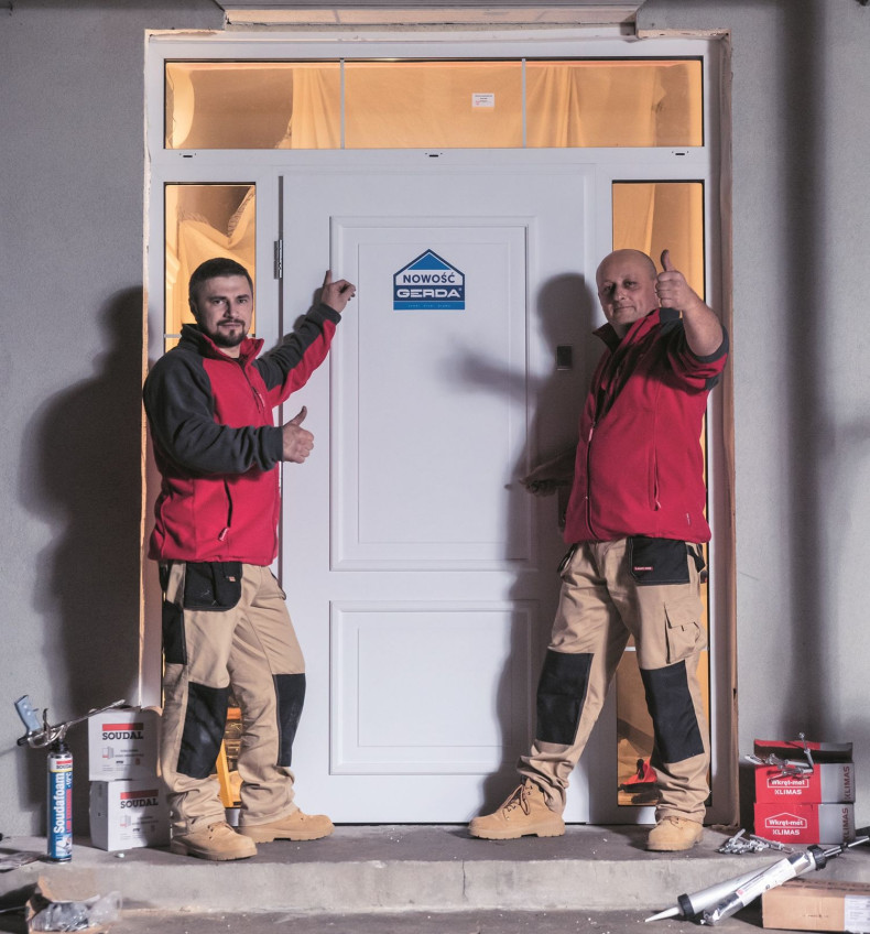 Prawidłowo osadzone drzwi zewnętrzne