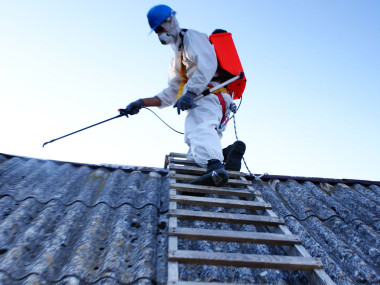 Zwilżanie pokrycia z azbestu