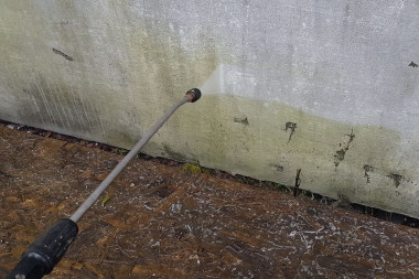 Czyszczenie elewacji wykończonej tynkiem cienkowarstwowym