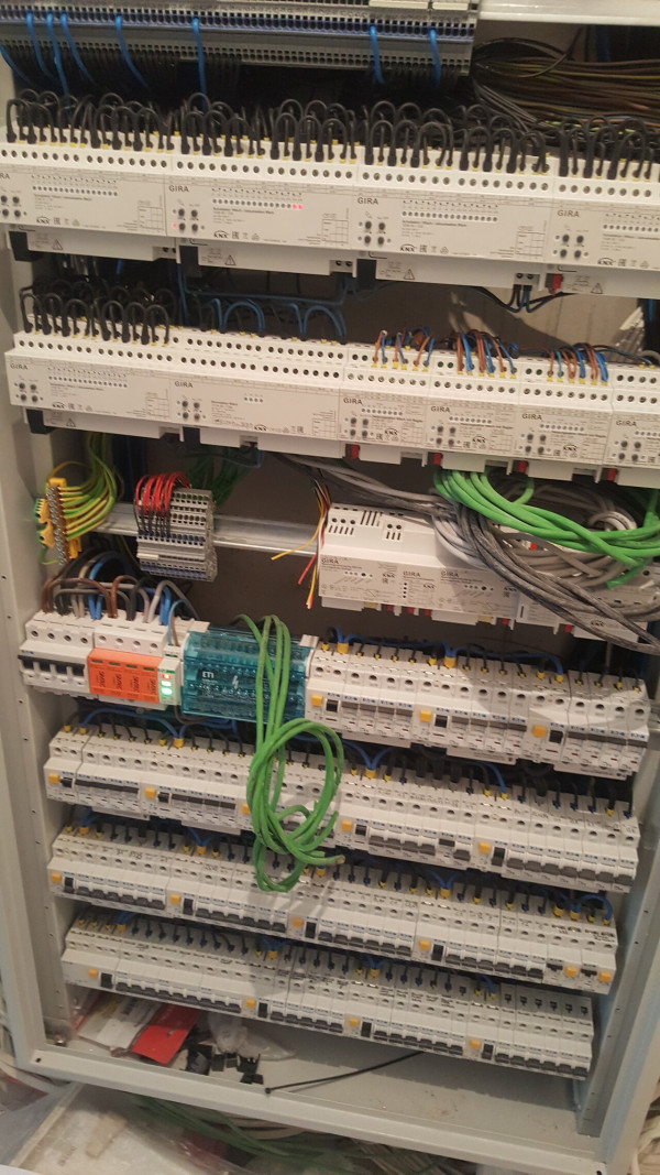 Szafa rozdzielcza do przewodowego otwartego systemu inteligentnego KNX