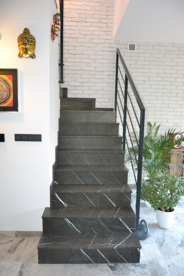 Zabiegowa klatka schodowa została wykończona płomieniowanym marmurem