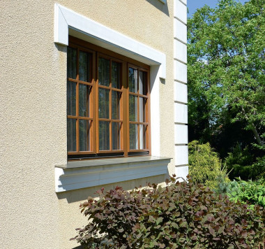 Na starym tynku ułożono tynk mineralny w waniliowym kolorze