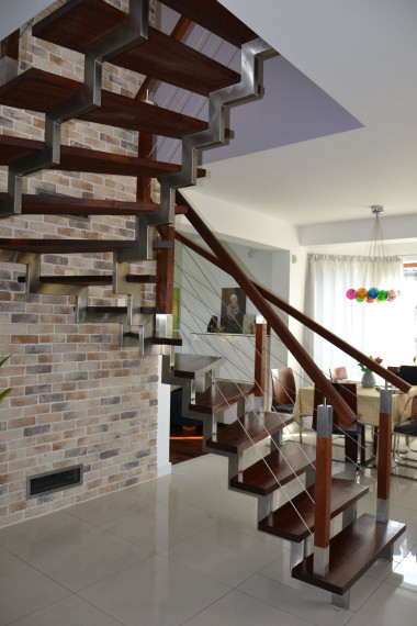 Zabiegowe schody wykonano ze stali nierdzewnej i drewna merbau