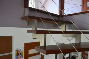 Zabiegowe stopnice wycięto z klejonych blatów kuchennych