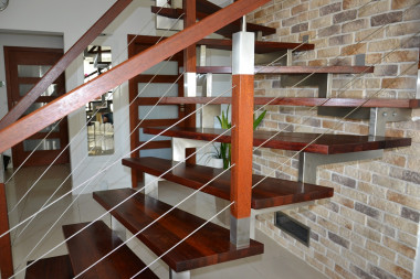 Elementy mocowania stalowej konstrukcji, balustrady z linkami