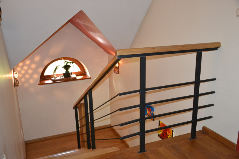 Balustradę wykonano ze stali pomalowanej farbą proszkową