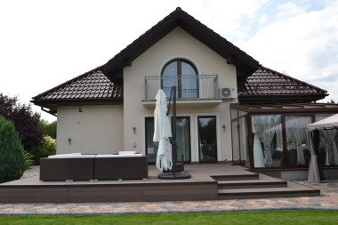 Rozległy podest o wysokości 46 cm wykonano z kompozytu