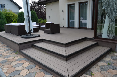 Krawędzie podestu i schodów wykończono listwami z kompozytu