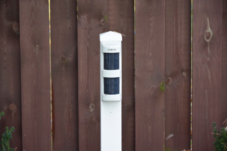 Słupek z zewnętrznymi czujnikami ruchu