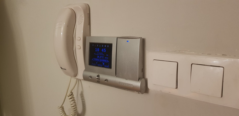 Domofon ze słuchawką oraz manipulator alarmu umieszczono w wiatrołapie