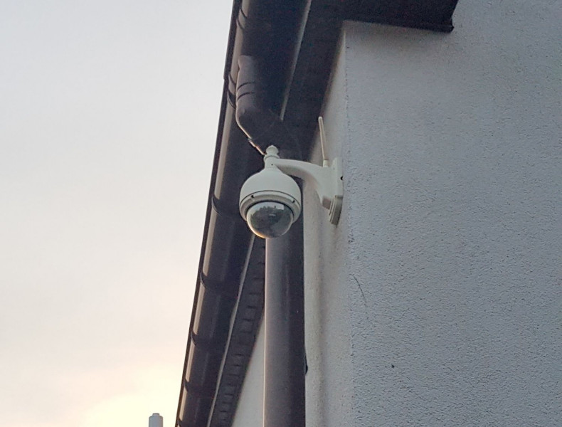 Kamera zewnętrzna na ścianie budynku