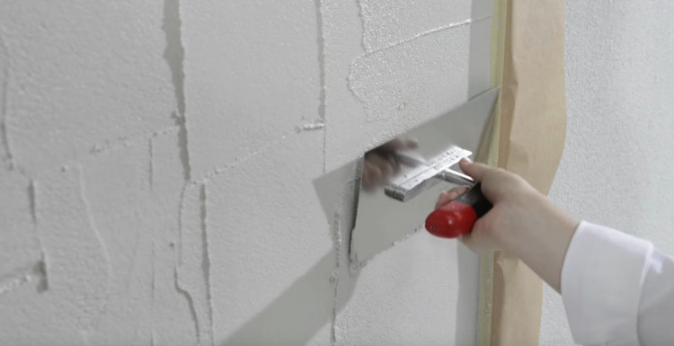 Nakładanie zaprawy tynkarskiej na ścianę wewnętrzną