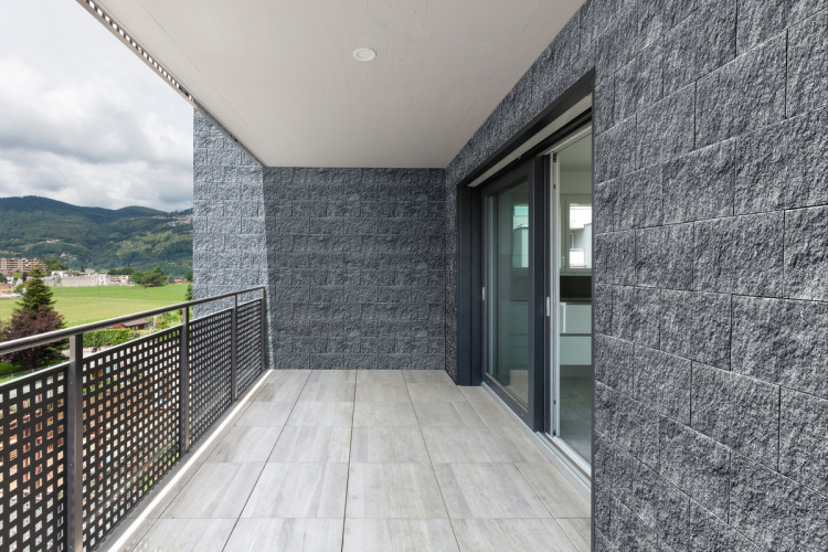 Ściany logii wykonane z betonowych bloczków elewacyjnych TOM