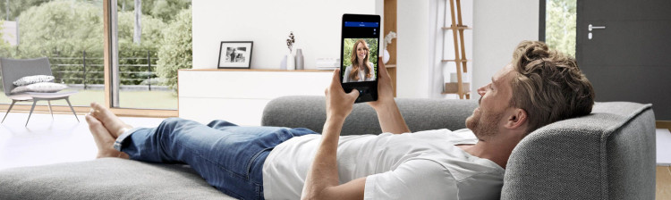 Wygodne korzystanie np. z videodomofonu jest jedną z zalet systemu smart