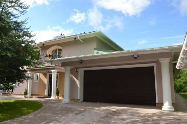 Garaż w bryle budynku