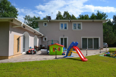 Dom zbudowano w południowo-wschodnim narożniku działki