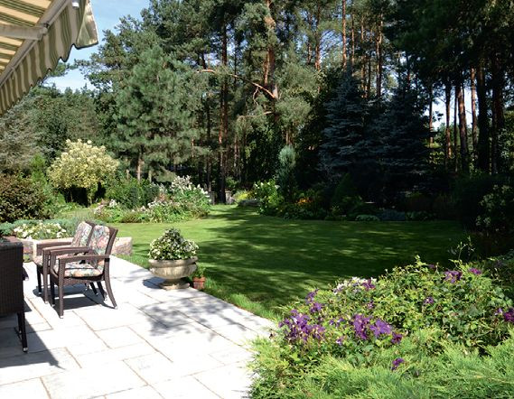 Płyta o powierzchni 50 m² ma wyraźny spadek i łączy się z trawnikiem