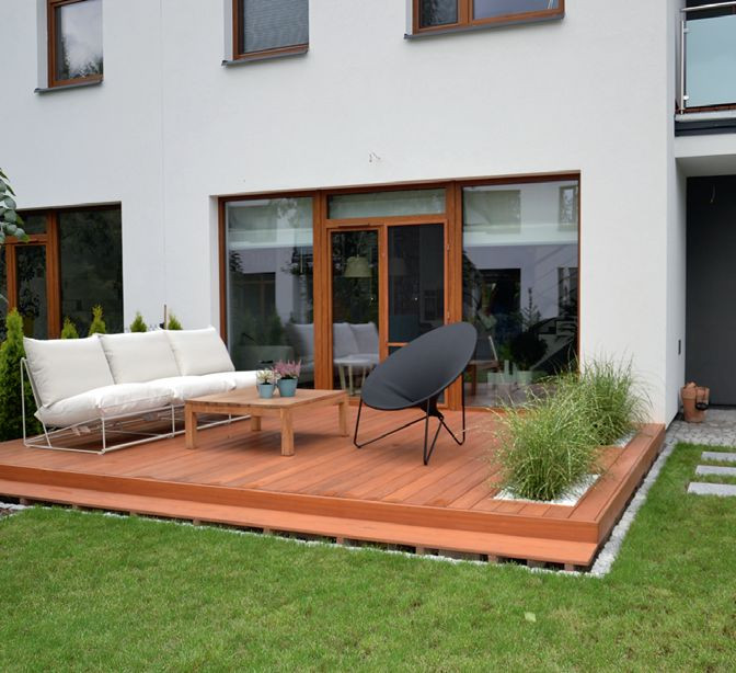 Podest o wymiarach 6 x 4,5 m oparto na betonowych bloczkach fundamentowych