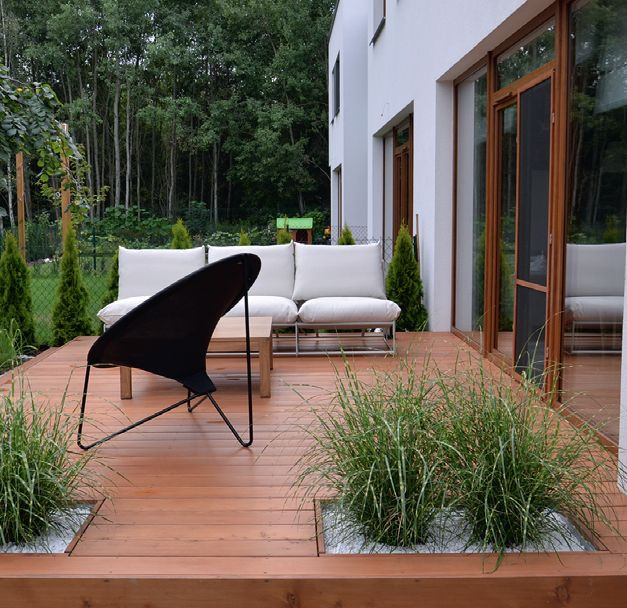 W podest wbudowano dwie donice