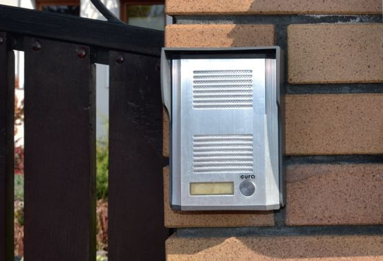 Domofon przewodowy współgra z brelokiem zbliżeniowym do otwierania furtki