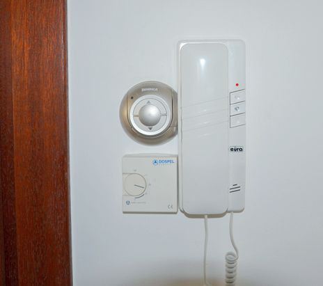 Przy unifonie zamontowano przycisk do otwierania bramy wjazdowej