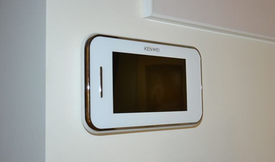 Unifon z ekranem dotykowym umieszczono w holu na parterze