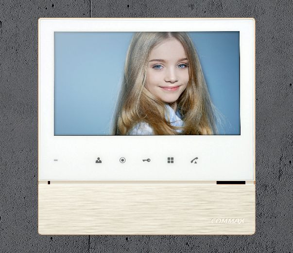 Videodomofon umożliwia zobaczenie osoby stojącej przed furtką