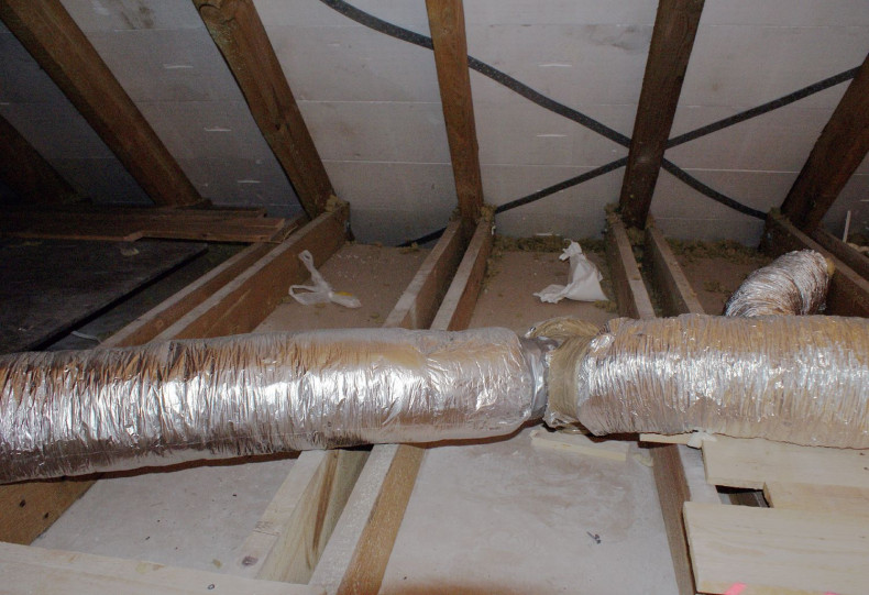 Izolowane rury systemu dystrybucji gorącego powietrza