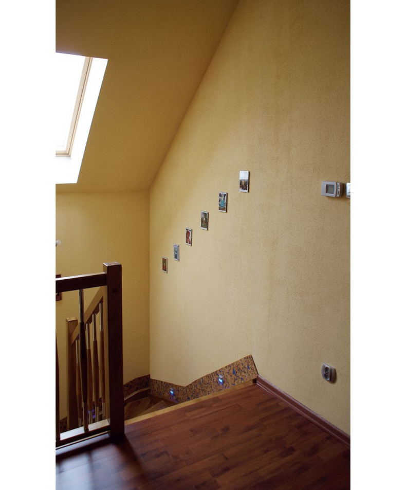 Stopnie drewnianych schodów podświetlono lampkami ledowymi