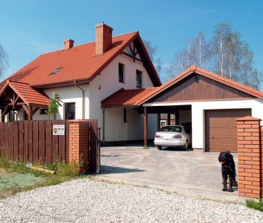 Łącznik między domem a garażem i wiatą