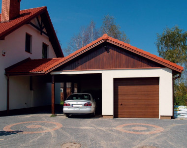 Garaż w kształcie litery L pełni różnorodne funkcje gospodarcze