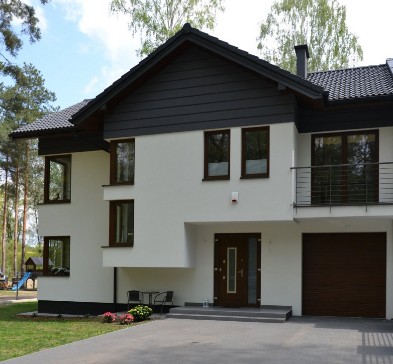 Dom-bliźniak na polanie wśród drzew