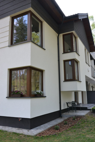 Narożne okna w domu-bliźniak