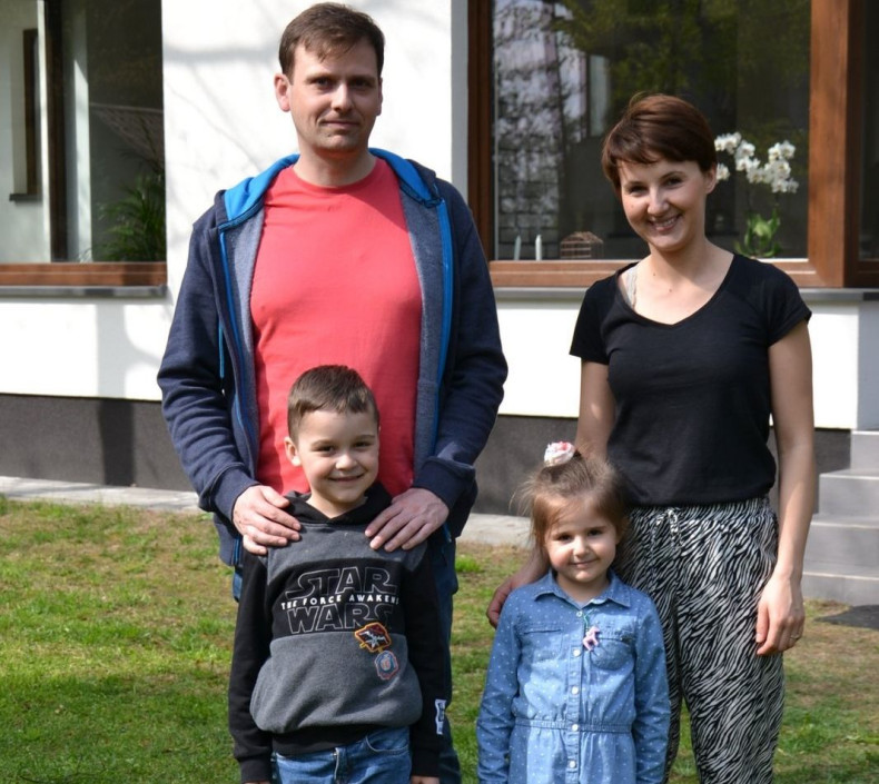 Właściciele domu z dziećmi