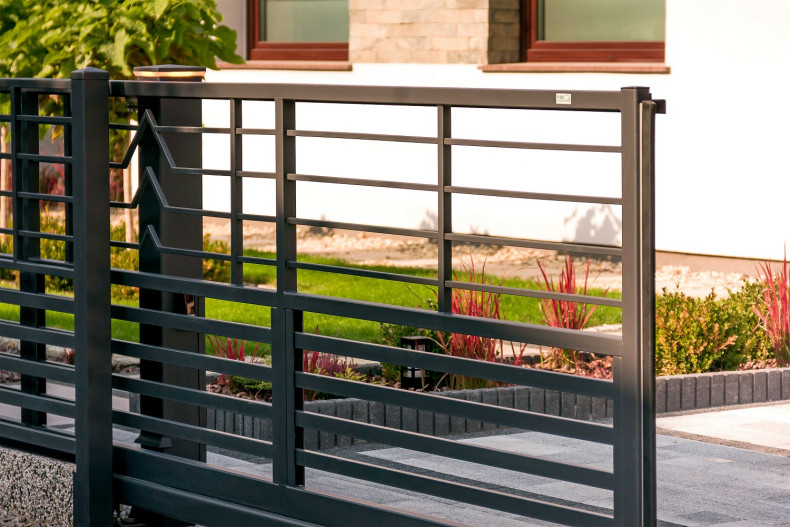 Lampa ogrodzeniowa przy bramie wjazdowej Plast-Met