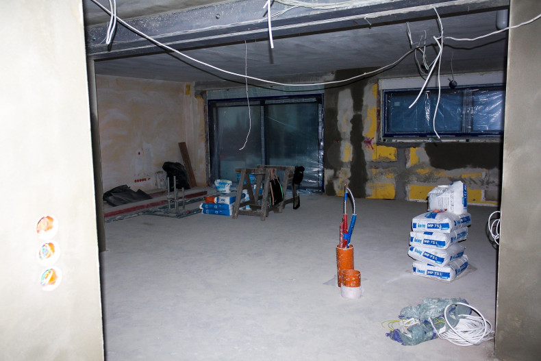 Widok wnętrza salonu przed remontem