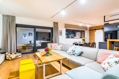 Salon po remoncie - widok nocą