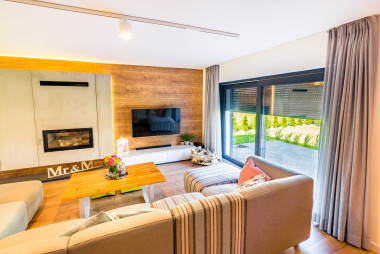 Salon po remoncie - widok za dnia