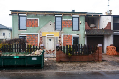 Widok na front domu przed remontem